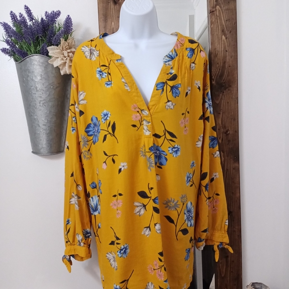 Old Navy Tops - Old Navy Yellow Floral Top (3x)